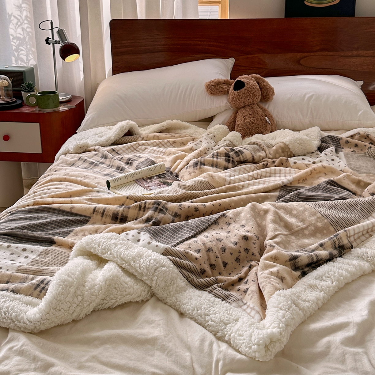 91家纺网 家纺一手货源 找家纺 艾咪-Amy ntmy 2025新款中古风牛奶绒羊羔绒双层毯 花栖礼咖