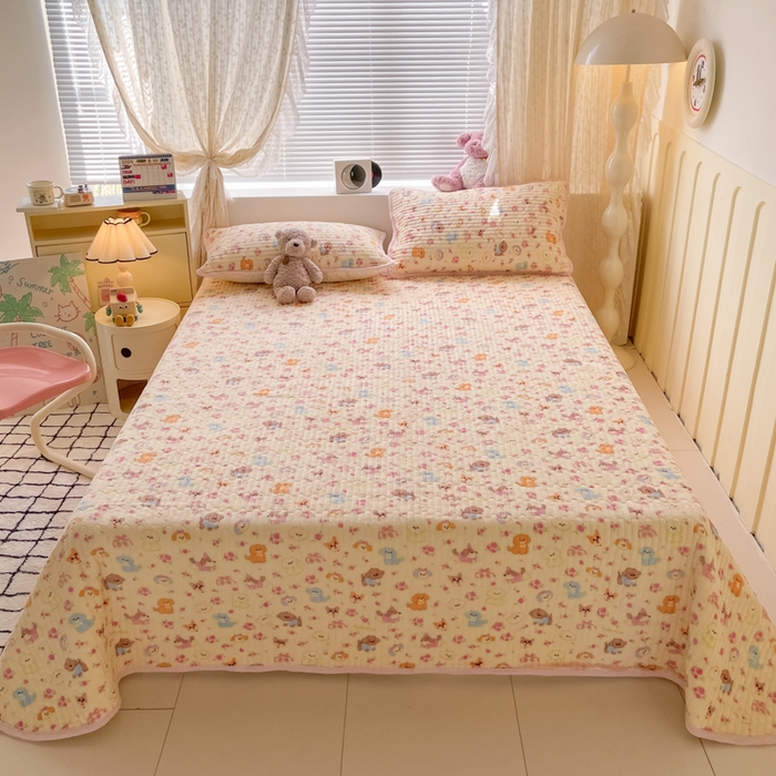 云玲时尚 2025新款高克重牛奶绒印花夹棉床盖 泡芙小狗