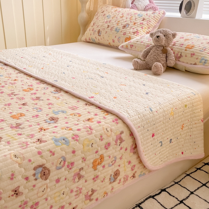 91家纺网 家纺一手货源 找家纺 云玲时尚 2025新款高克重牛奶绒印花夹棉床盖 泡芙小狗