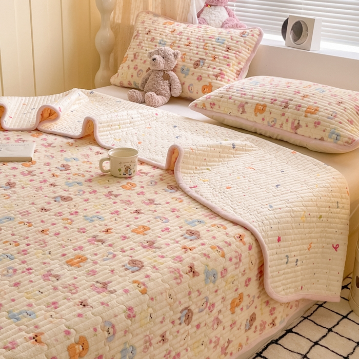 91家纺网 家纺一手货源 找家纺 云玲时尚 2025新款高克重牛奶绒印花夹棉床盖 泡芙小狗