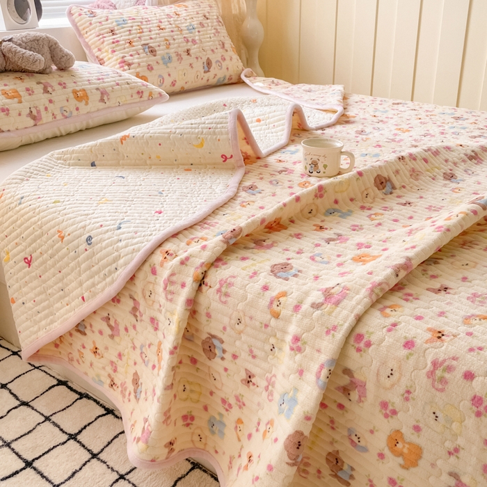 91家纺网 家纺一手货源 找家纺 云玲时尚 2025新款高克重牛奶绒印花夹棉床盖 泡芙小狗