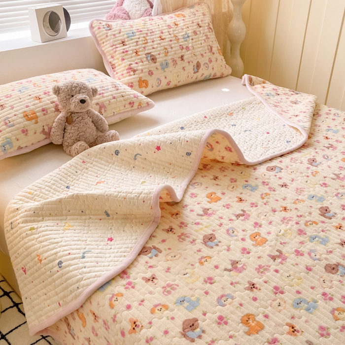 91家纺网 家纺一手货源 找家纺 云玲时尚 2025新款高克重牛奶绒印花夹棉床盖 泡芙小狗