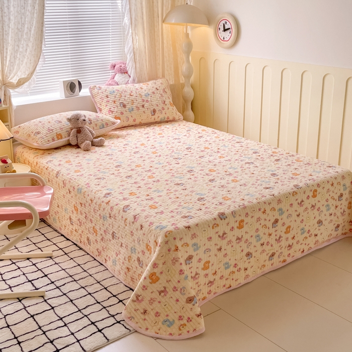 91家纺网 家纺一手货源 找家纺 云玲时尚 2025新款高克重牛奶绒印花夹棉床盖 泡芙小狗