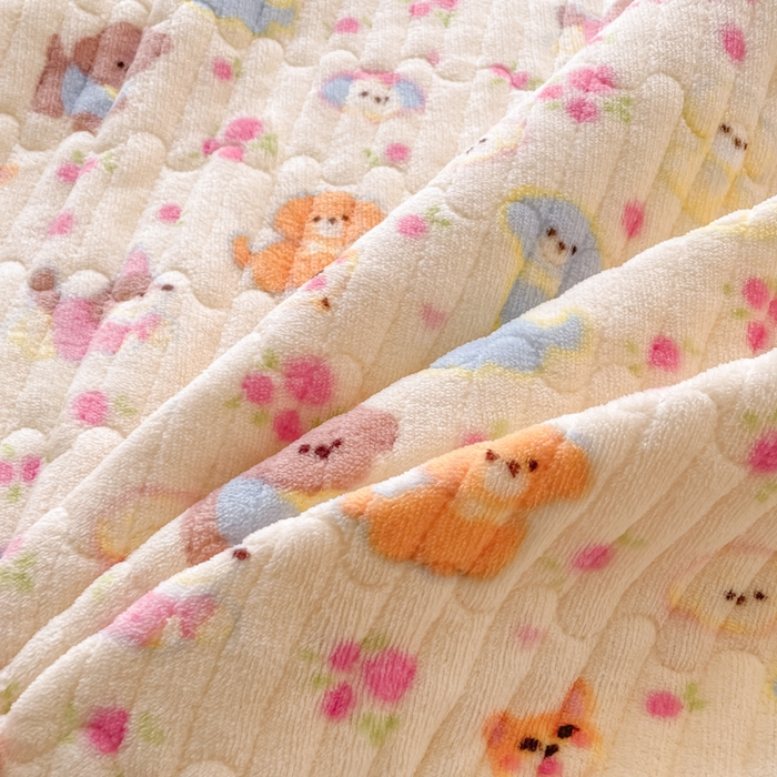 91家纺网 家纺一手货源 找家纺 云玲时尚 2025新款高克重牛奶绒印花夹棉床盖 泡芙小狗