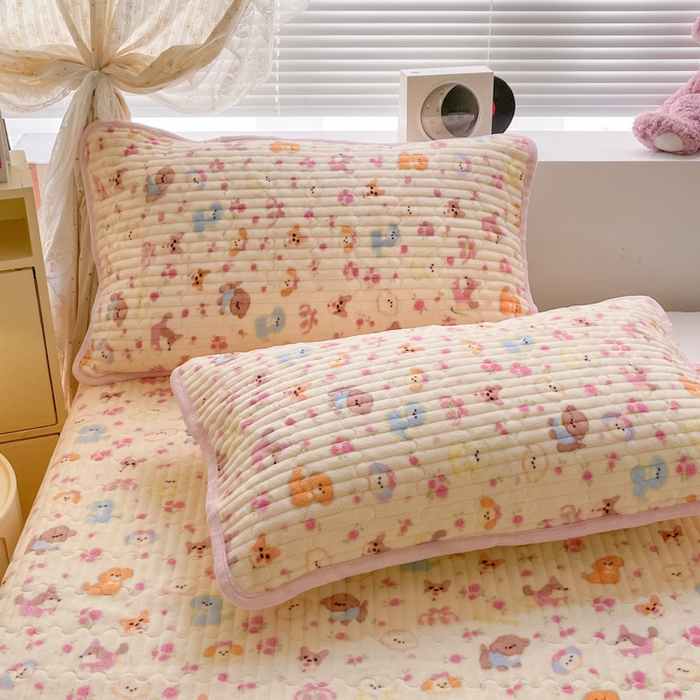 91家纺网 家纺一手货源 找家纺 云玲时尚 2025新款高克重牛奶绒印花夹棉床盖 泡芙小狗