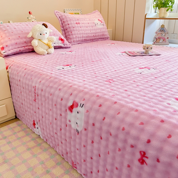 91家纺网 家纺一手货源 找家纺 绣女坊 2025新款A类高克重牛奶绒泡泡绒印花床单单件冬季保暖毛绒毯子绒床单三件套 爱心kt