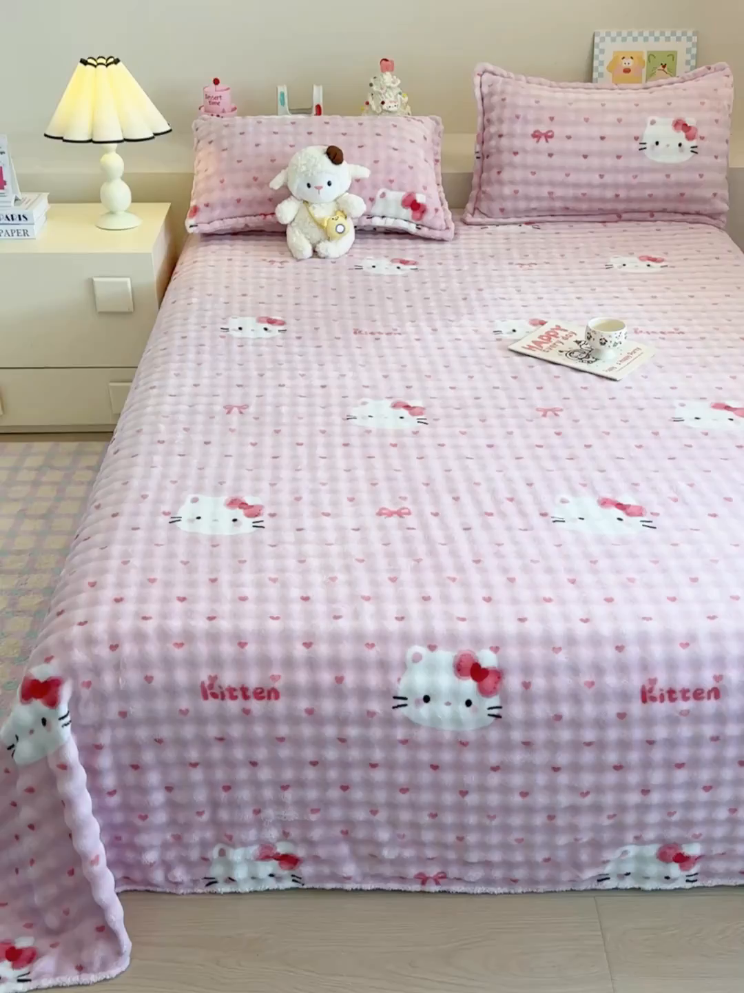 91家纺网 家纺一手货源 找家纺 绣女坊 2025新款A类高克重牛奶绒泡泡绒印花床单单件冬季保暖毛绒毯子绒床单三件套 爱心kt