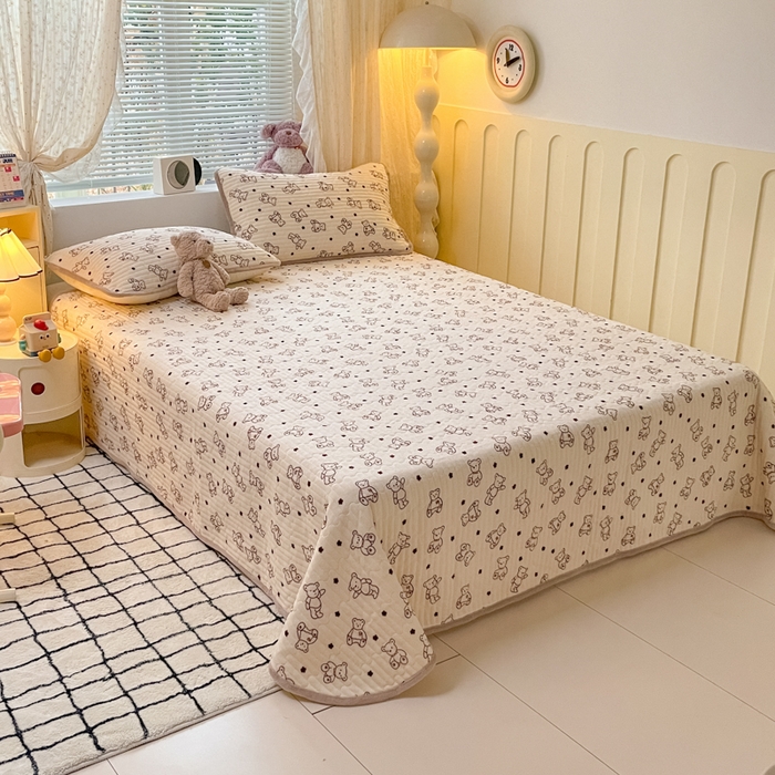 91家纺网 家纺一手货源 找家纺 云玲时尚 2025新款高克重牛奶绒印花夹棉床盖 曲奇小熊