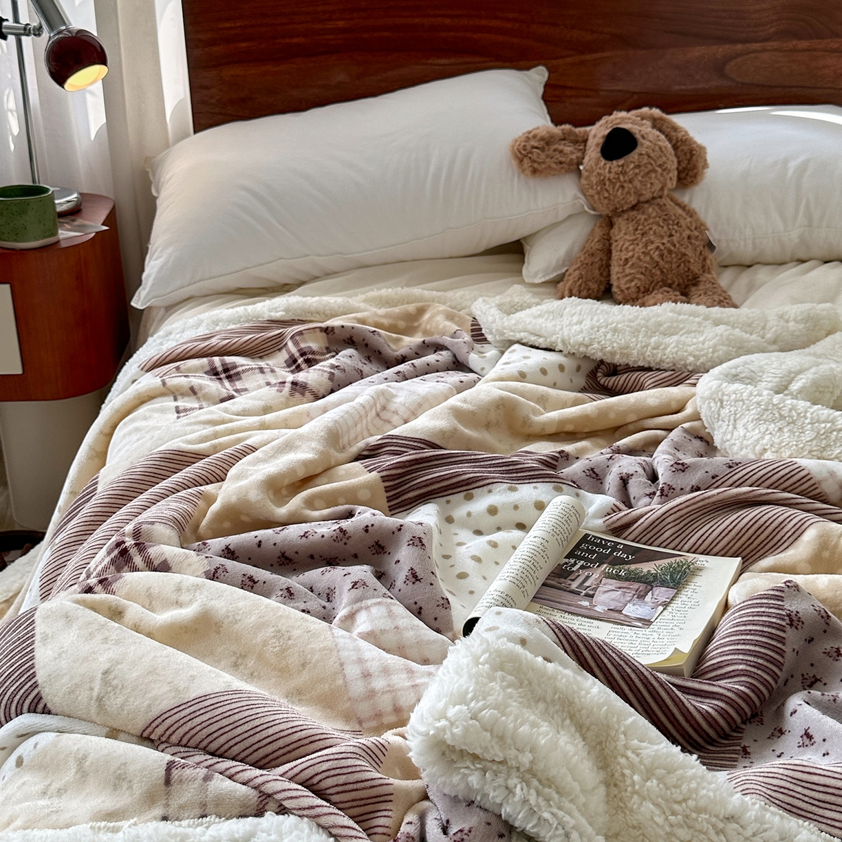 91家纺网 家纺一手货源 找家纺 艾咪-Amy ntmy 2025新款中古风牛奶绒羊羔绒双层毯 花栖礼紫