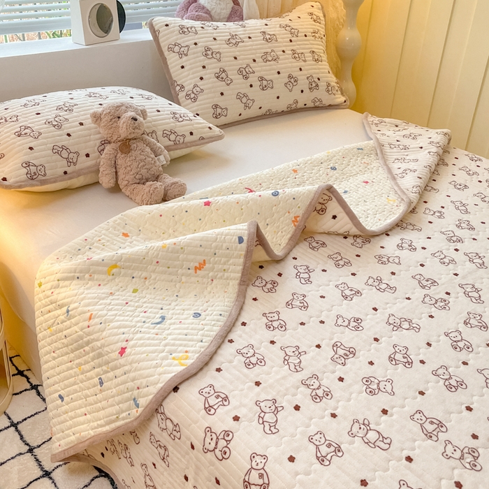 91家纺网 家纺一手货源 找家纺 云玲时尚 2025新款高克重牛奶绒印花夹棉床盖 曲奇小熊