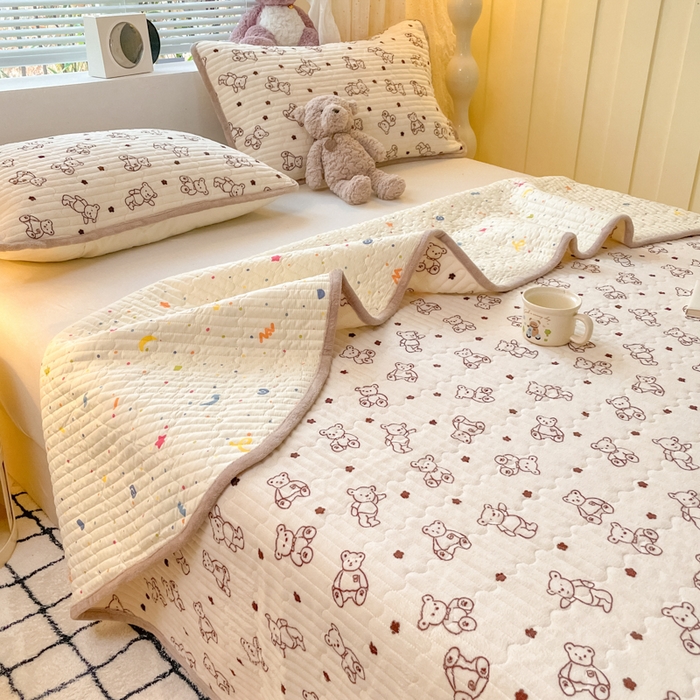 91家纺网 家纺一手货源 找家纺 云玲时尚 2025新款高克重牛奶绒印花夹棉床盖 曲奇小熊