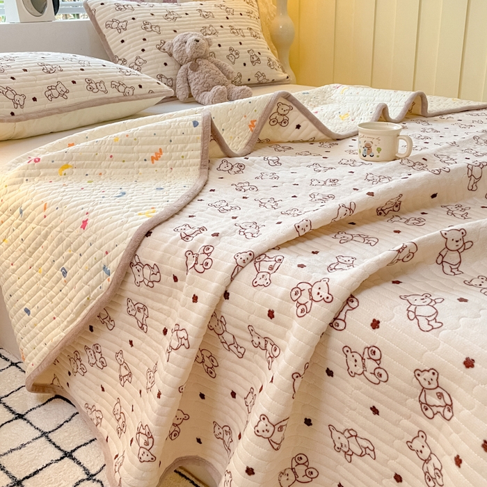 91家纺网 家纺一手货源 找家纺 云玲时尚 2025新款高克重牛奶绒印花夹棉床盖 曲奇小熊