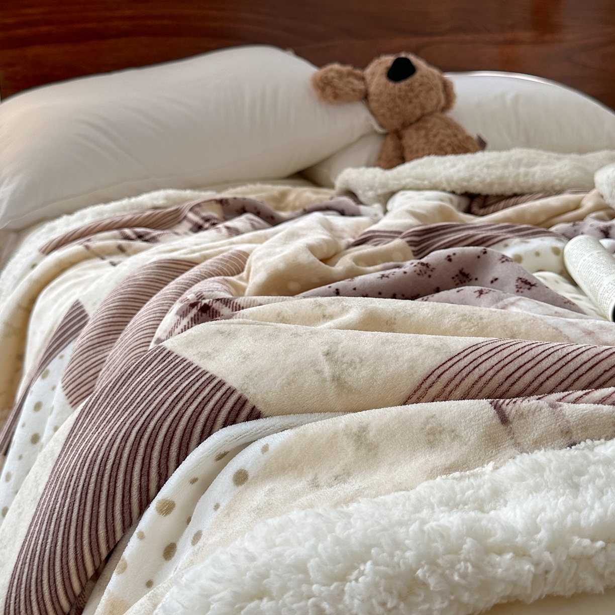 91家纺网 家纺一手货源 找家纺 艾咪-Amy ntmy 2025新款中古风牛奶绒羊羔绒双层毯 花栖礼紫