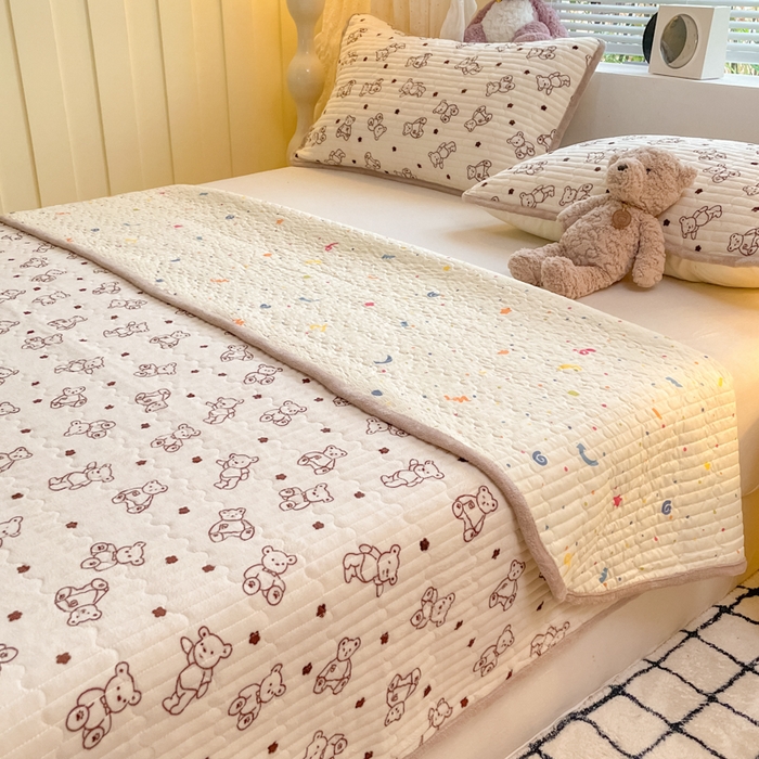 91家纺网 家纺一手货源 找家纺 云玲时尚 2025新款高克重牛奶绒印花夹棉床盖 曲奇小熊