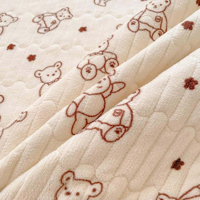 91家纺网 家纺一手货源 找家纺 云玲时尚 2025新款高克重牛奶绒印花夹棉床盖 曲奇小熊