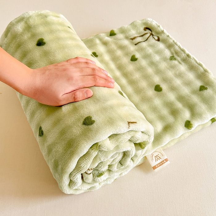 91家纺网 家纺一手货源 找家纺 绣女坊 2025新款A类高克重牛奶绒泡泡绒印花床单单件冬季保暖毛绒毯子绒床单三件套 爱心蝴蝶结-绿