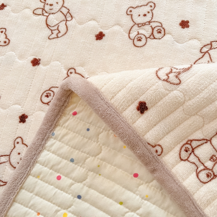 91家纺网 家纺一手货源 找家纺 云玲时尚 2025新款高克重牛奶绒印花夹棉床盖 曲奇小熊