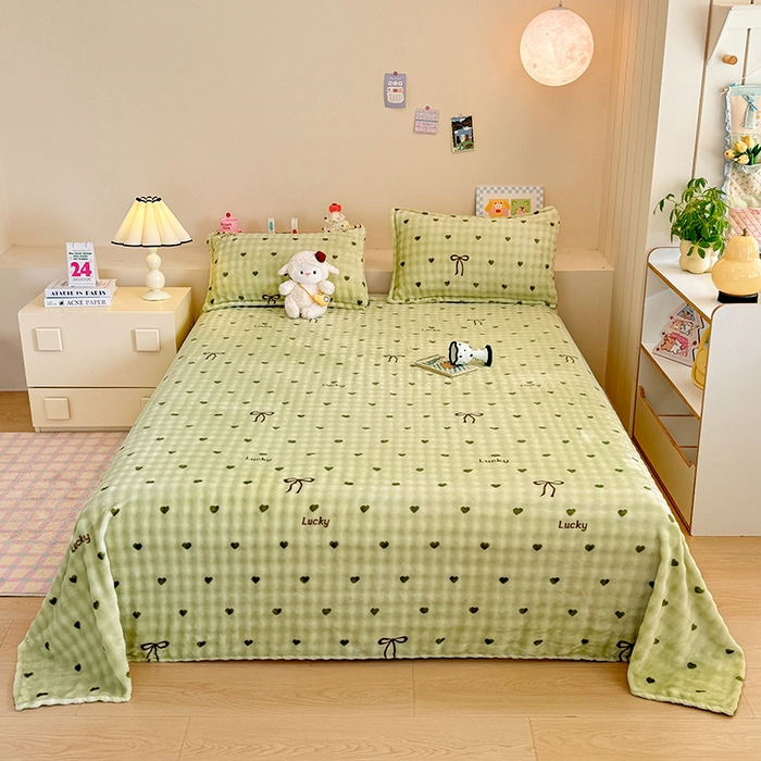 91家纺网 家纺一手货源 找家纺 绣女坊 2025新款A类高克重牛奶绒泡泡绒印花床单单件冬季保暖毛绒毯子绒床单三件套 爱心蝴蝶结-绿