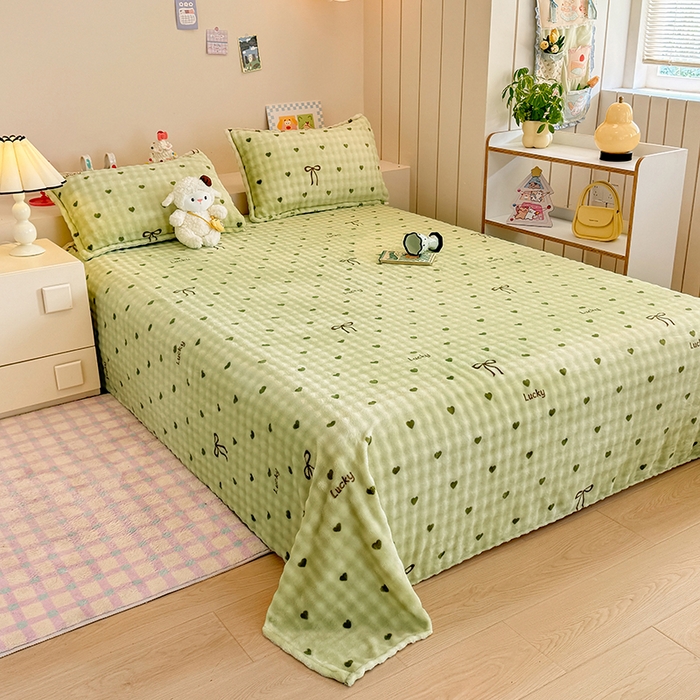 91家纺网 家纺一手货源 找家纺 绣女坊 2025新款A类高克重牛奶绒泡泡绒印花床单单件冬季保暖毛绒毯子绒床单三件套 爱心蝴蝶结-绿