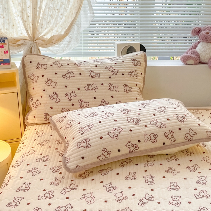 91家纺网 家纺一手货源 找家纺 云玲时尚 2025新款高克重牛奶绒印花夹棉床盖 曲奇小熊