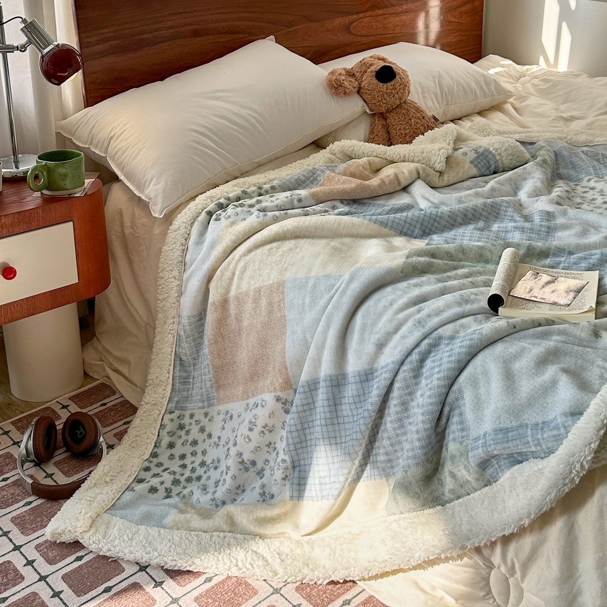 91家纺网 家纺一手货源 找家纺 艾咪-Amy ntmy 2025新款中古风牛奶绒羊羔绒双层毯 花栖礼蓝