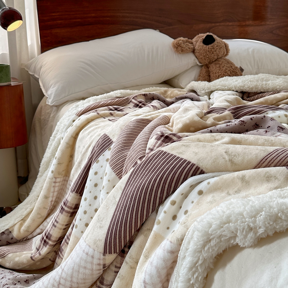 91家纺网 家纺一手货源 找家纺 艾咪-Amy ntmy 2025新款中古风牛奶绒羊羔绒双层毯 花栖礼紫