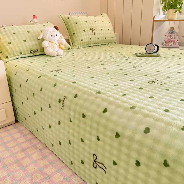 91家纺网 家纺一手货源 找家纺 绣女坊 2025新款A类高克重牛奶绒泡泡绒印花床单单件冬季保暖毛绒毯子绒床单三件套 爱心蝴蝶结-绿