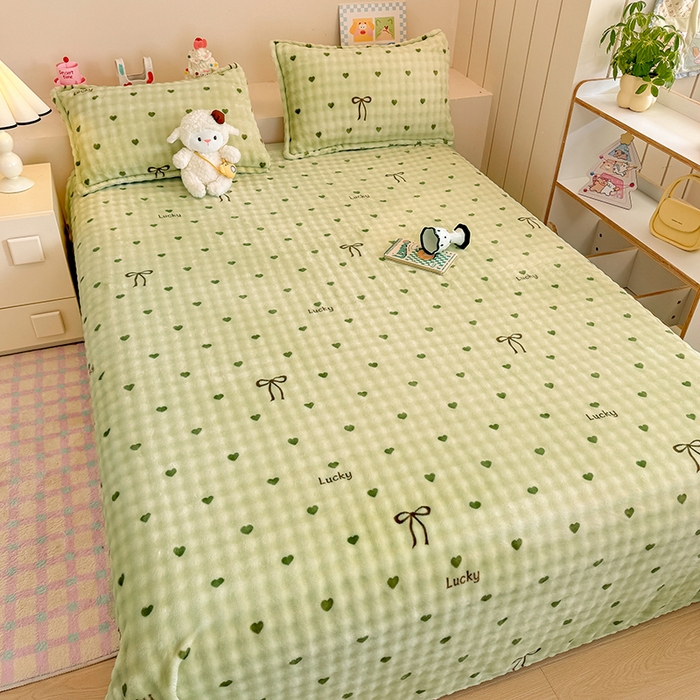 91家纺网 家纺一手货源 找家纺 绣女坊 2025新款A类高克重牛奶绒泡泡绒印花床单单件冬季保暖毛绒毯子绒床单三件套 爱心蝴蝶结-绿