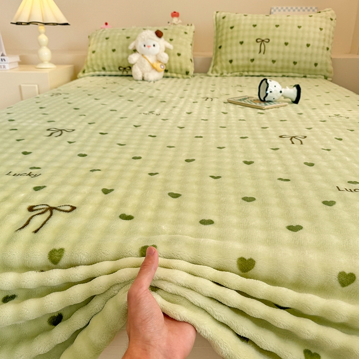 91家纺网 家纺一手货源 找家纺 绣女坊 2025新款A类高克重牛奶绒泡泡绒印花床单单件冬季保暖毛绒毯子绒床单三件套 爱心蝴蝶结-绿