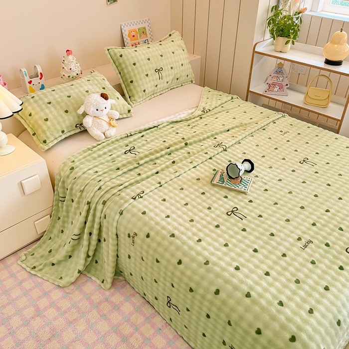 91家纺网 家纺一手货源 找家纺 绣女坊 2025新款A类高克重牛奶绒泡泡绒印花床单单件冬季保暖毛绒毯子绒床单三件套 爱心蝴蝶结-绿