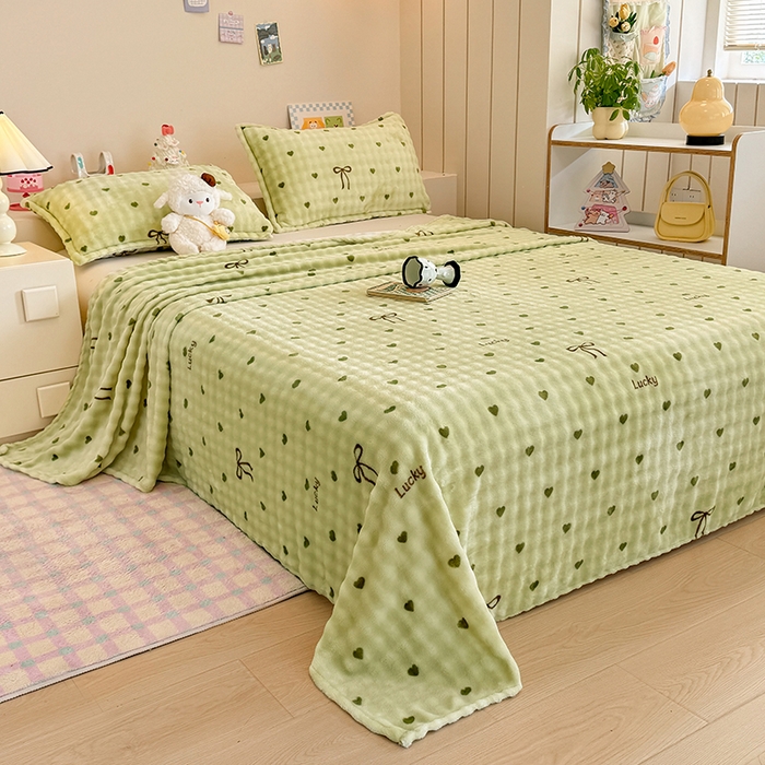 91家纺网 家纺一手货源 找家纺 绣女坊 2025新款A类高克重牛奶绒泡泡绒印花床单单件冬季保暖毛绒毯子绒床单三件套 爱心蝴蝶结-绿