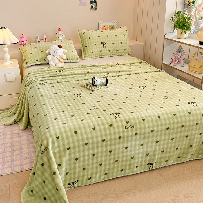 91家纺网 家纺一手货源 找家纺 绣女坊 2025新款A类高克重牛奶绒泡泡绒印花床单单件冬季保暖毛绒毯子绒床单三件套 爱心蝴蝶结-绿