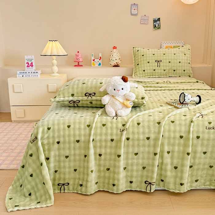 91家纺网 家纺一手货源 找家纺 绣女坊 2025新款A类高克重牛奶绒泡泡绒印花床单单件冬季保暖毛绒毯子绒床单三件套 爱心蝴蝶结-绿