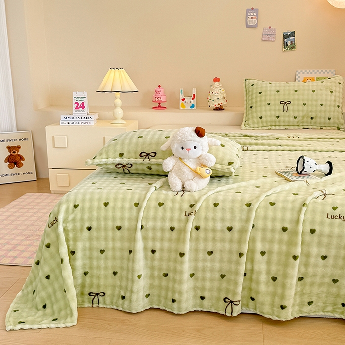 91家纺网 家纺一手货源 找家纺 绣女坊 2025新款A类高克重牛奶绒泡泡绒印花床单单件冬季保暖毛绒毯子绒床单三件套 爱心蝴蝶结-绿