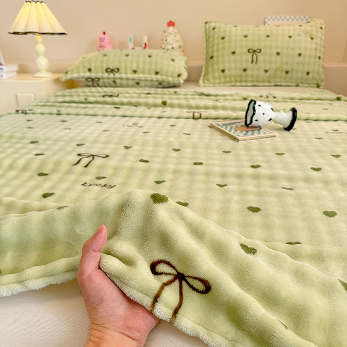 91家纺网 家纺一手货源 找家纺 绣女坊 2025新款A类高克重牛奶绒泡泡绒印花床单单件冬季保暖毛绒毯子绒床单三件套 爱心蝴蝶结-绿