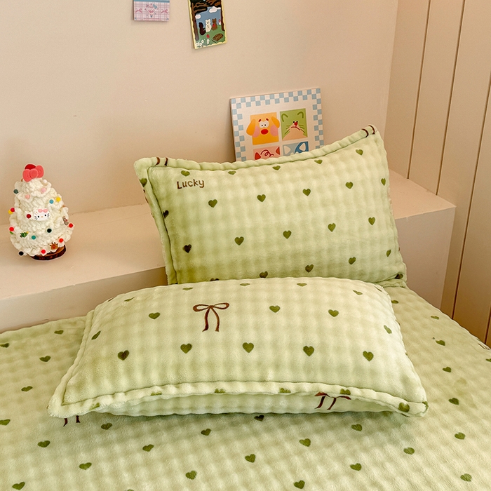 91家纺网 家纺一手货源 找家纺 绣女坊 2025新款A类高克重牛奶绒泡泡绒印花床单单件冬季保暖毛绒毯子绒床单三件套 爱心蝴蝶结-绿