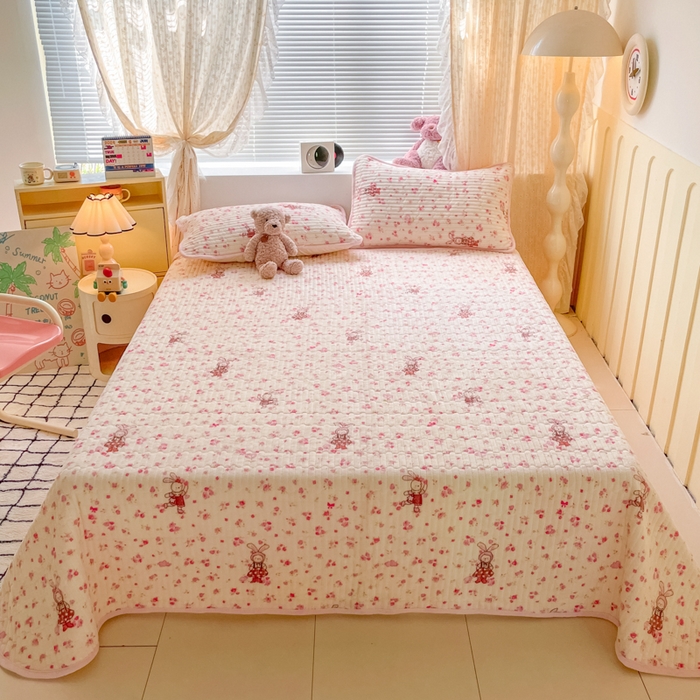 云玲时尚 2025新款高克重牛奶绒印花夹棉床盖 甜甜小兔