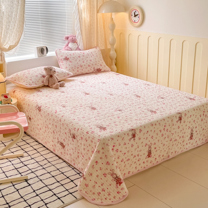 91家纺网 家纺一手货源 找家纺 云玲时尚 2025新款高克重牛奶绒印花夹棉床盖 甜甜小兔