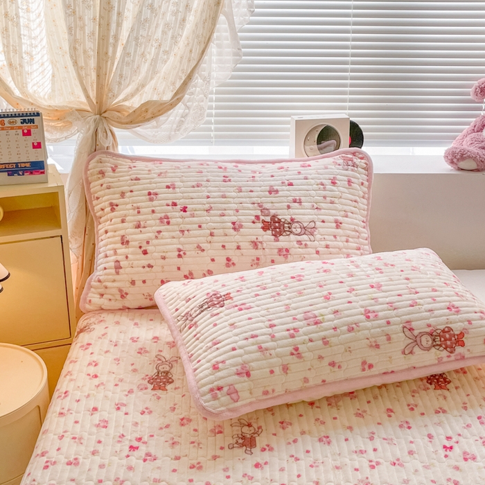 91家纺网 家纺一手货源 找家纺 云玲时尚 2025新款高克重牛奶绒印花夹棉床盖 甜甜小兔
