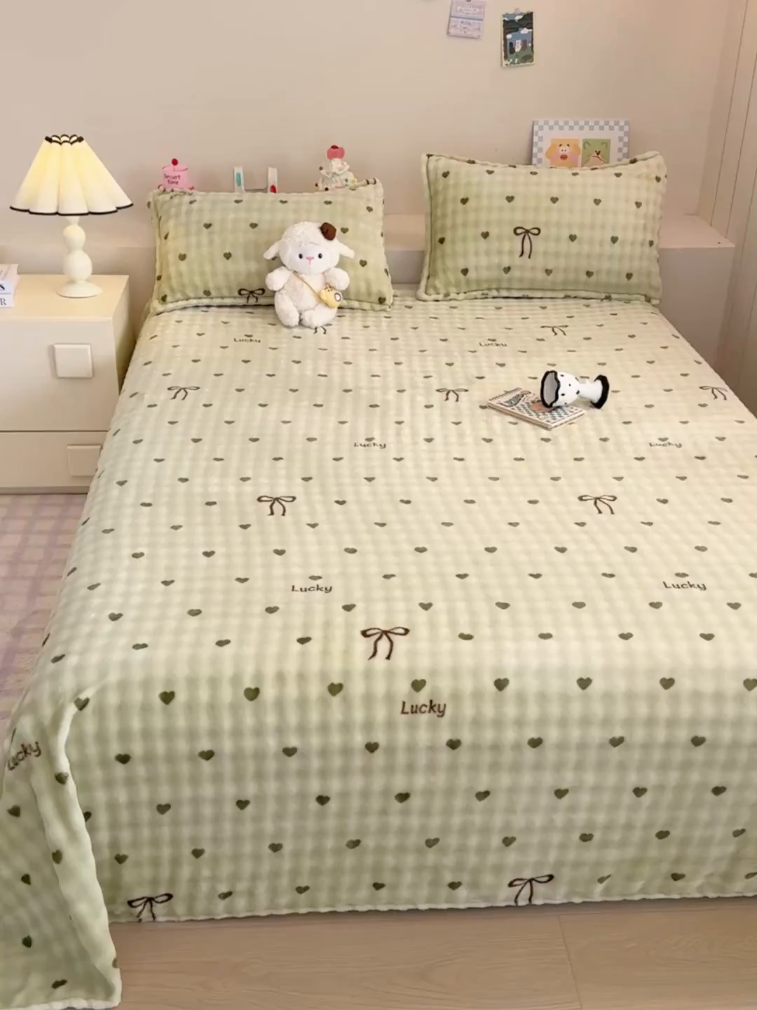 91家纺网 家纺一手货源 找家纺 绣女坊 2025新款A类高克重牛奶绒泡泡绒印花床单单件冬季保暖毛绒毯子绒床单三件套 爱心蝴蝶结-绿