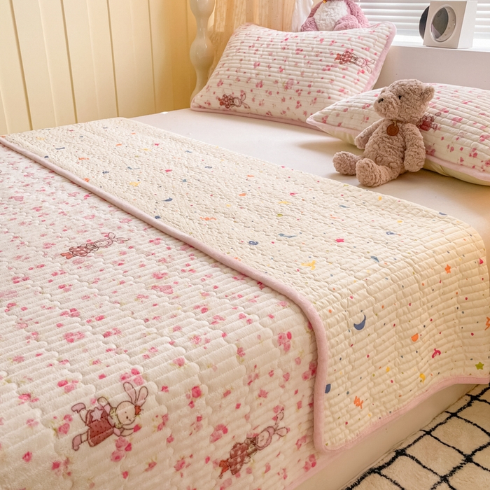 91家纺网 家纺一手货源 找家纺 云玲时尚 2025新款高克重牛奶绒印花夹棉床盖 甜甜小兔