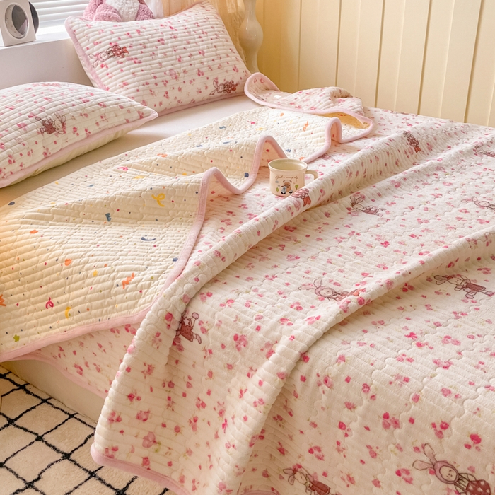 91家纺网 家纺一手货源 找家纺 云玲时尚 2025新款高克重牛奶绒印花夹棉床盖 甜甜小兔