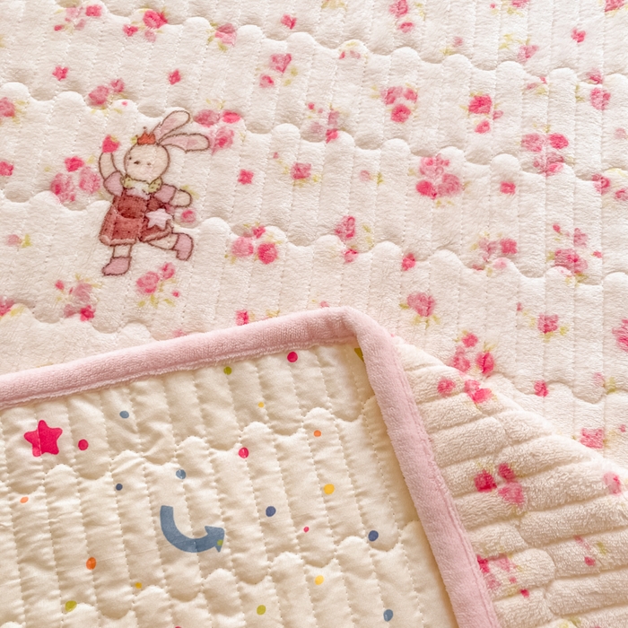 91家纺网 家纺一手货源 找家纺 云玲时尚 2025新款高克重牛奶绒印花夹棉床盖 甜甜小兔