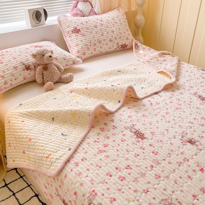 91家纺网 家纺一手货源 找家纺 云玲时尚 2025新款高克重牛奶绒印花夹棉床盖 甜甜小兔