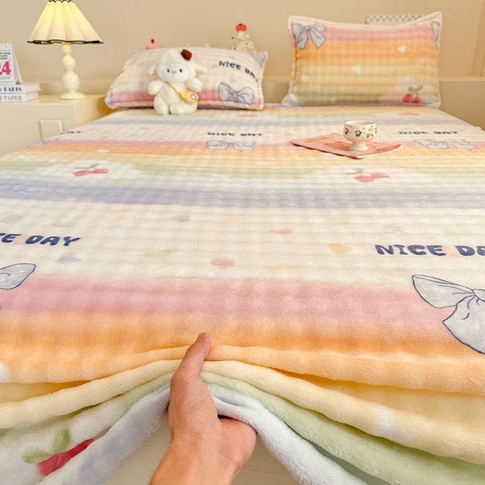 91家纺网 家纺一手货源 找家纺 绣女坊 2025新款A类高克重牛奶绒泡泡绒印花床单单件冬季保暖毛绒毯子绒床单三件套 彩虹樱桃