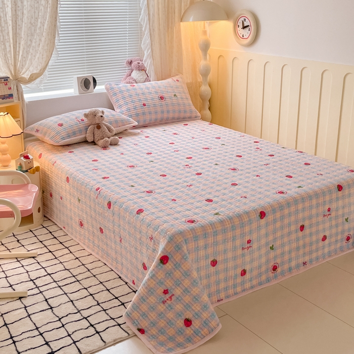 91家纺网 家纺一手货源 找家纺 云玲时尚 2025新款高克重牛奶绒印花夹棉床盖 小草莓