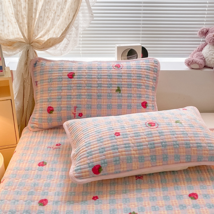 91家纺网 家纺一手货源 找家纺 云玲时尚 2025新款高克重牛奶绒印花夹棉床盖 小草莓