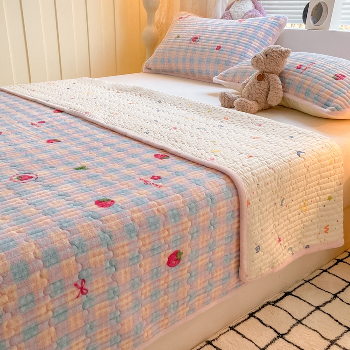 91家纺网 家纺一手货源 找家纺 云玲时尚 2025新款高克重牛奶绒印花夹棉床盖 小草莓