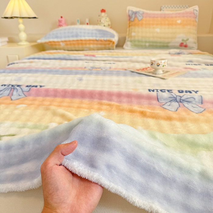 91家纺网 家纺一手货源 找家纺 绣女坊 2025新款A类高克重牛奶绒泡泡绒印花床单单件冬季保暖毛绒毯子绒床单三件套 彩虹樱桃