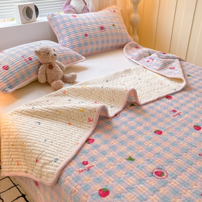 91家纺网 家纺一手货源 找家纺 云玲时尚 2025新款高克重牛奶绒印花夹棉床盖 小草莓